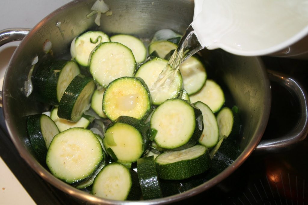 Soupe froide de courgettes