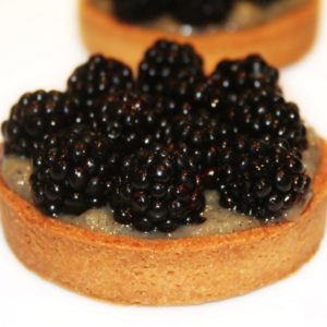 tartelettes mures et compotee de bananes vanillees 1024x783 1