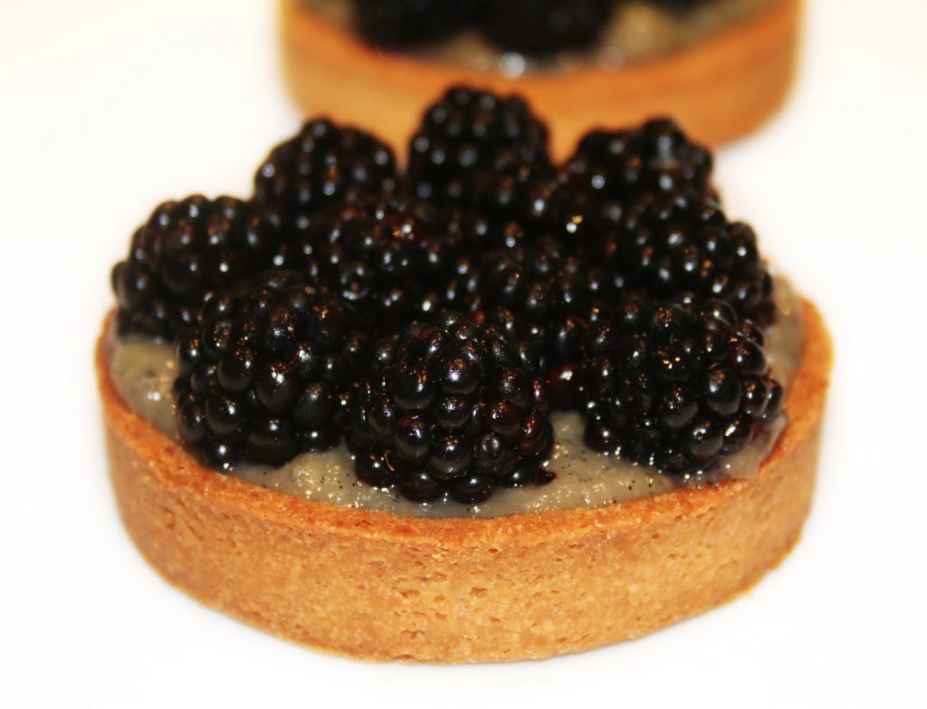 Mature tarts and vanilla banana compote