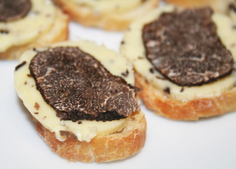 Croutons au beurre de truffe noire