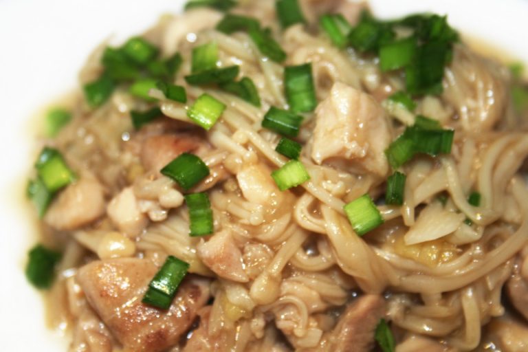 Enokis sautes a l ail et au poulet