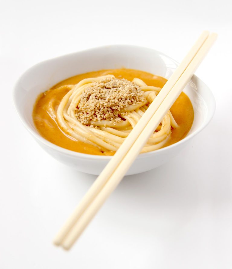 Nouilles a la sauce piquante sesame et cacahuetes
