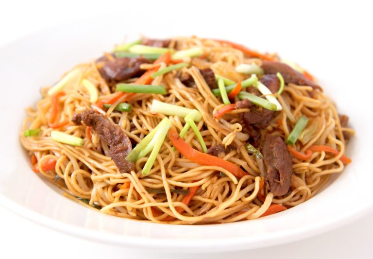 Nouilles sautees chinoises aux legumes et canard