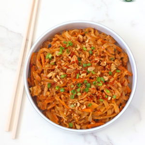 Pâtes sautées au porc, satay et lait de coco
