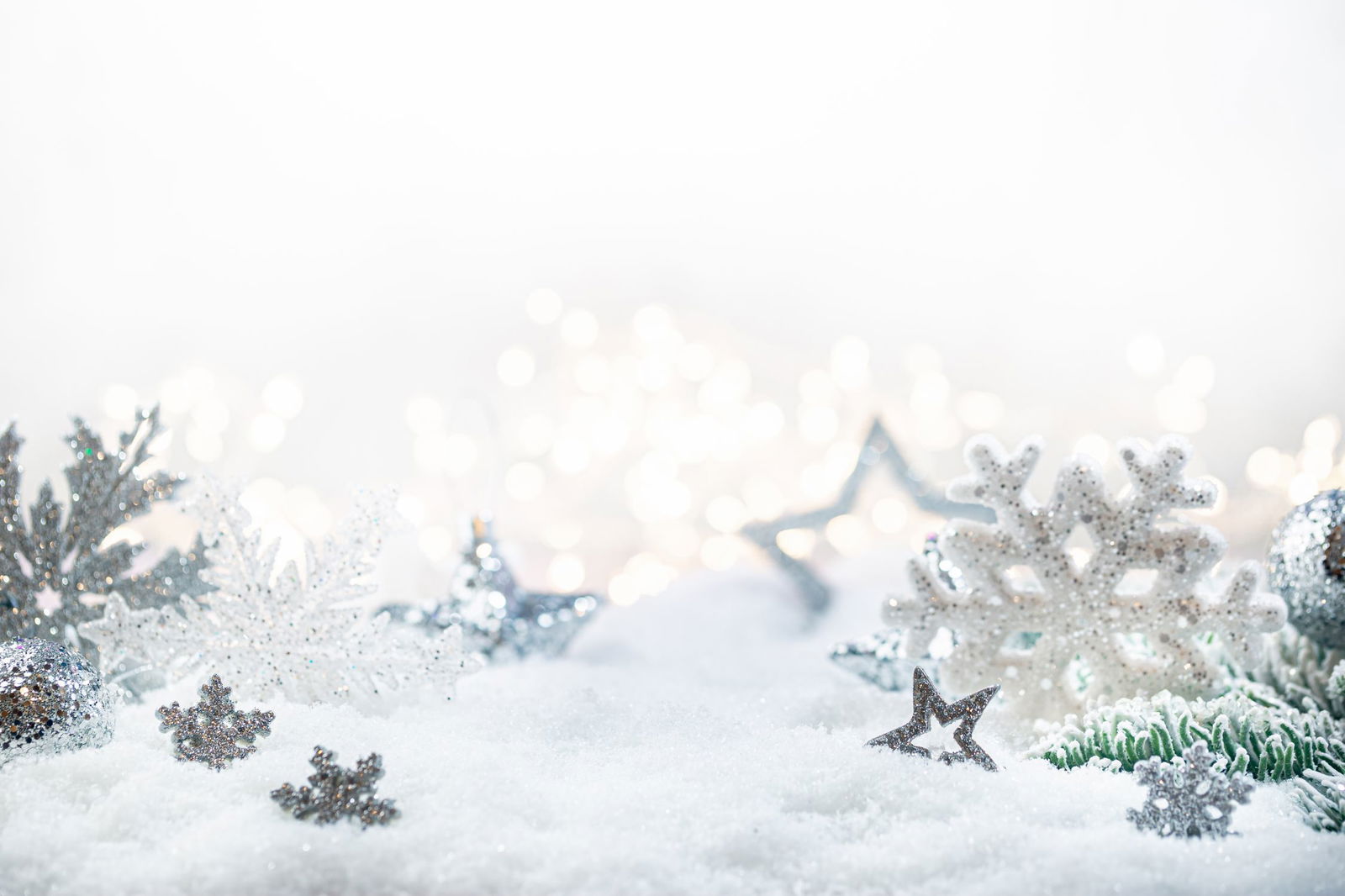 christmas decorations on snow 2022 10 04 21 23 39 utc 1