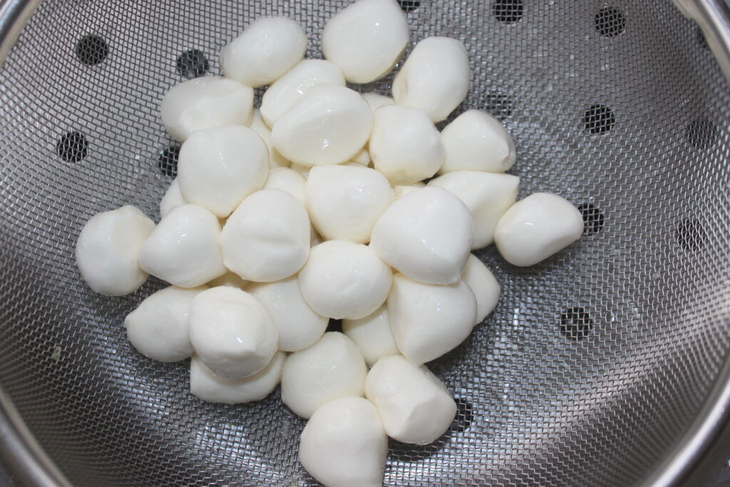 Um escorredor cheio de bolinhas redondas de mozza, perfeito para acompanhar a maionese de wasabi.