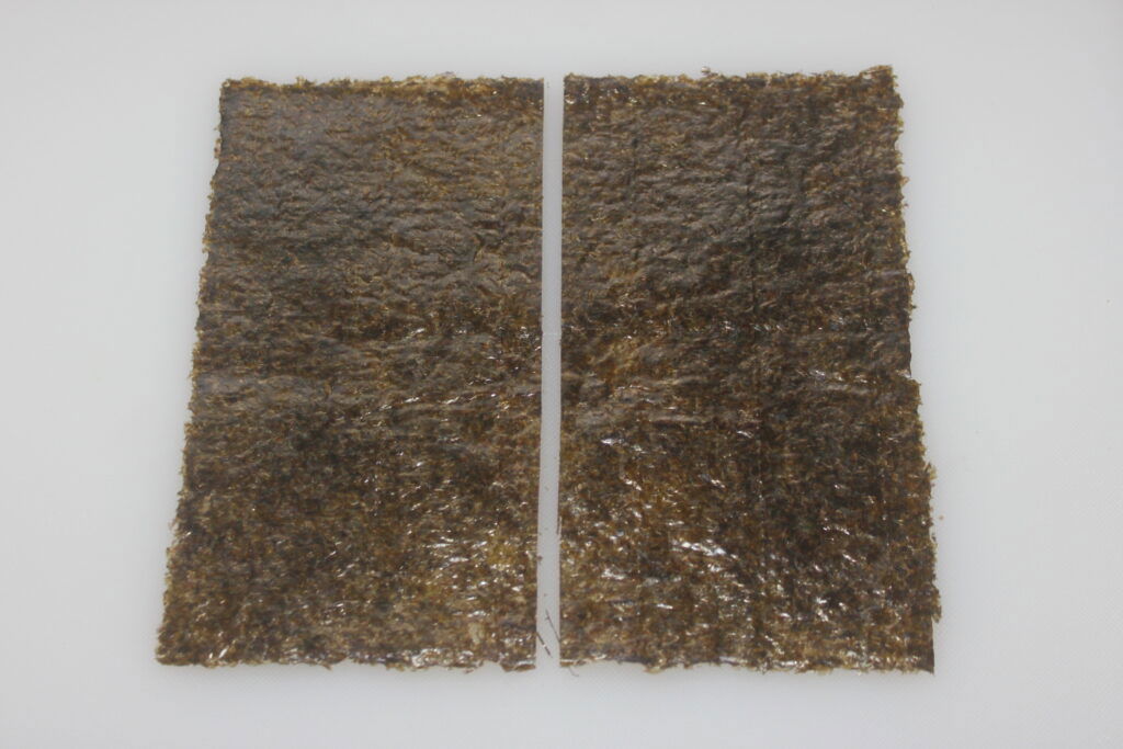 Deux feuilles rectangulaires d'algues séchées placées côte à côte sur un fond blanc.
